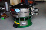 800型單層三次元振動篩，產量可達800kg/h。